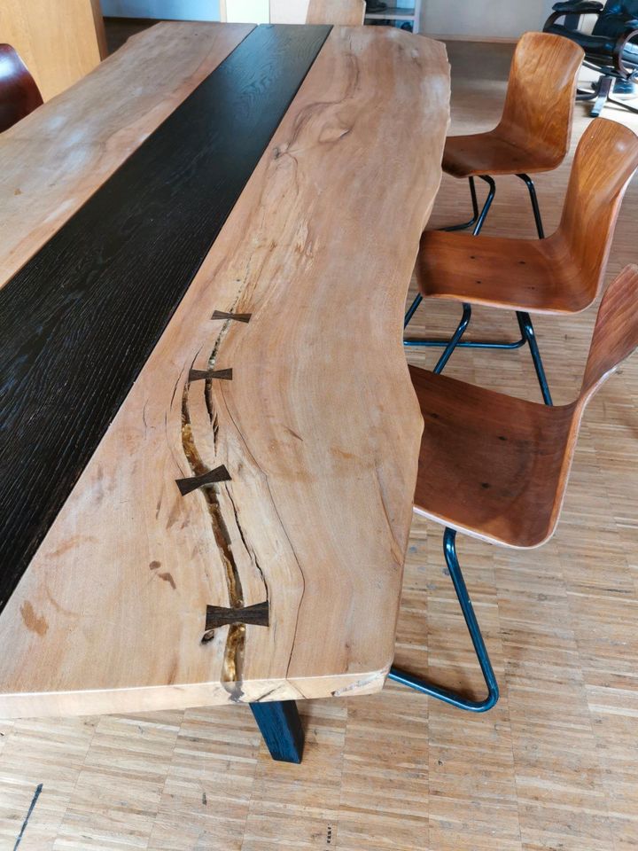 Designer-Esstisch mit Baumkante, Massivholz in Berlin