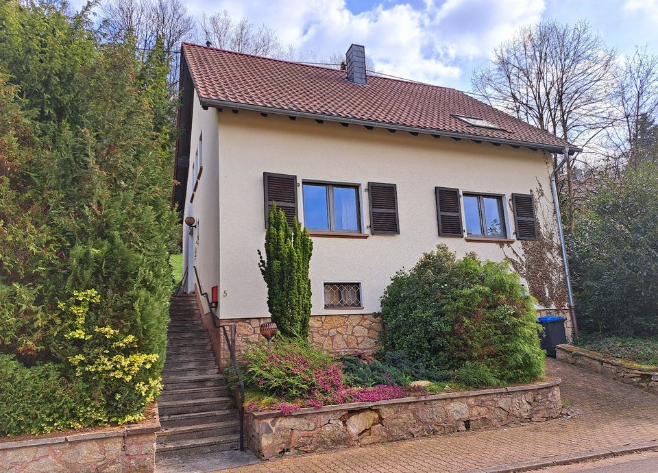 Freistehendes, gepflegtes und geräumiges Wohnhaus mit Fernblick in ruhiger Lage von Merzig in Merzig