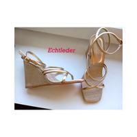 Next, Echtleder, Riemen, Wedges, Keil, Plateau, NP 80€, NEU Niedersachsen - Delmenhorst Vorschau
