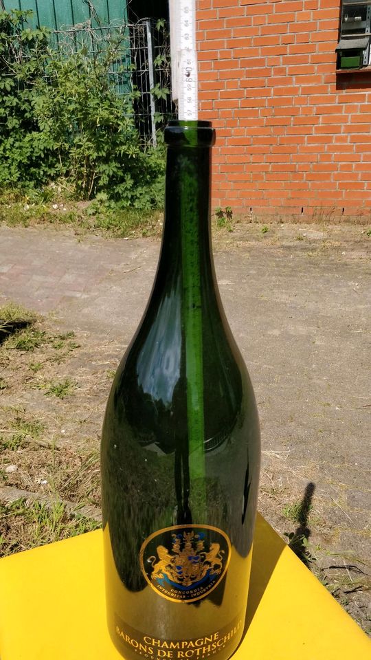 Große Champagnerflasche in Bad Segeberg