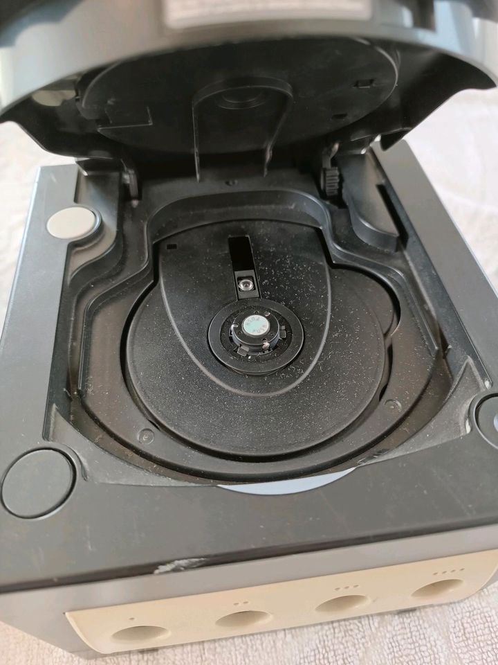 Nintendo GameCube schwarz Spielekonsole mit Kabeln + Controllern in Bedburg