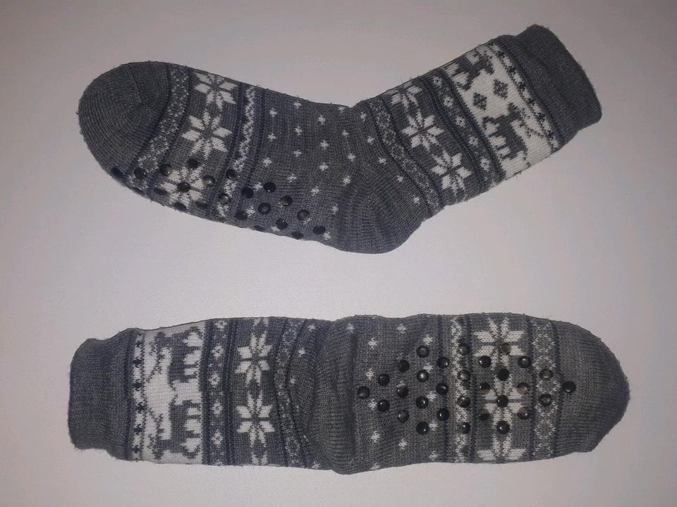 Neu Paar gefütterte Socken grau rutschfest Flockenmuster in Villmar