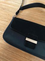 Schwarze kleine Handtasche mit goldenen Verschlüssen Nordrhein-Westfalen - Münster-Hafen Vorschau