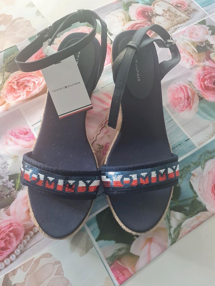 Verkaufe neue Tommy Hilfiger sandalen gr41 in Süßen