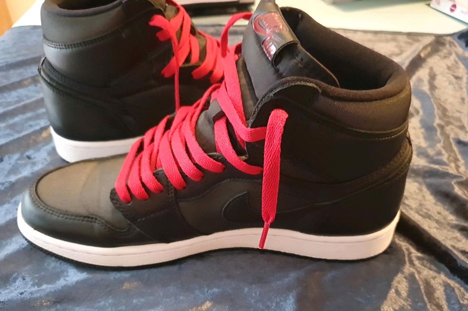 Nike Air Jordan 1 Retro High Black Satin Gym Red in Hamburg