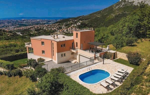 Villa Solin / Ferienhaus in Split, Kroatien mit 2 Pools in Garching b München