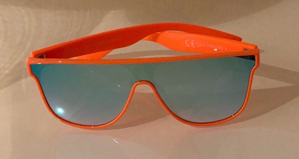 Sonnenbrille, orange bläuliche Gläser in Schöllkrippen