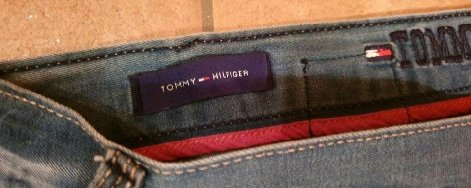 Tommy Hilfiger Jeans Jeanshose Größe 36/32 neuwertig in Oberthulba