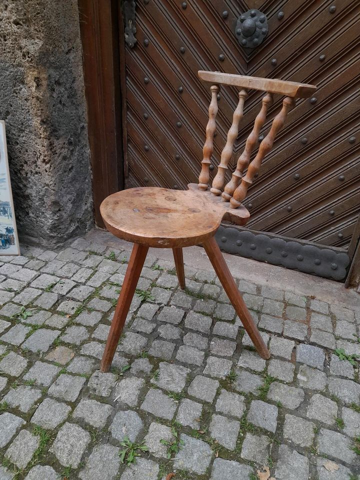 Alter Dreibein Stuhl Holz gedrechselte Rückenlehne alt antik in Burghausen