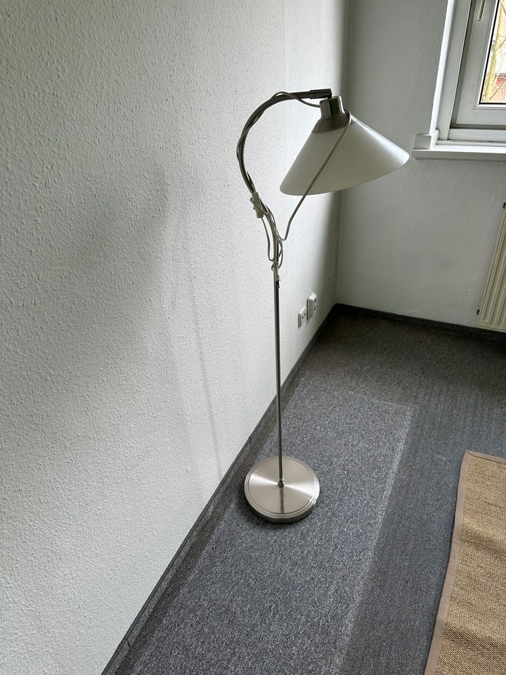 Stehlampe funktionstüchtig in Hamburg