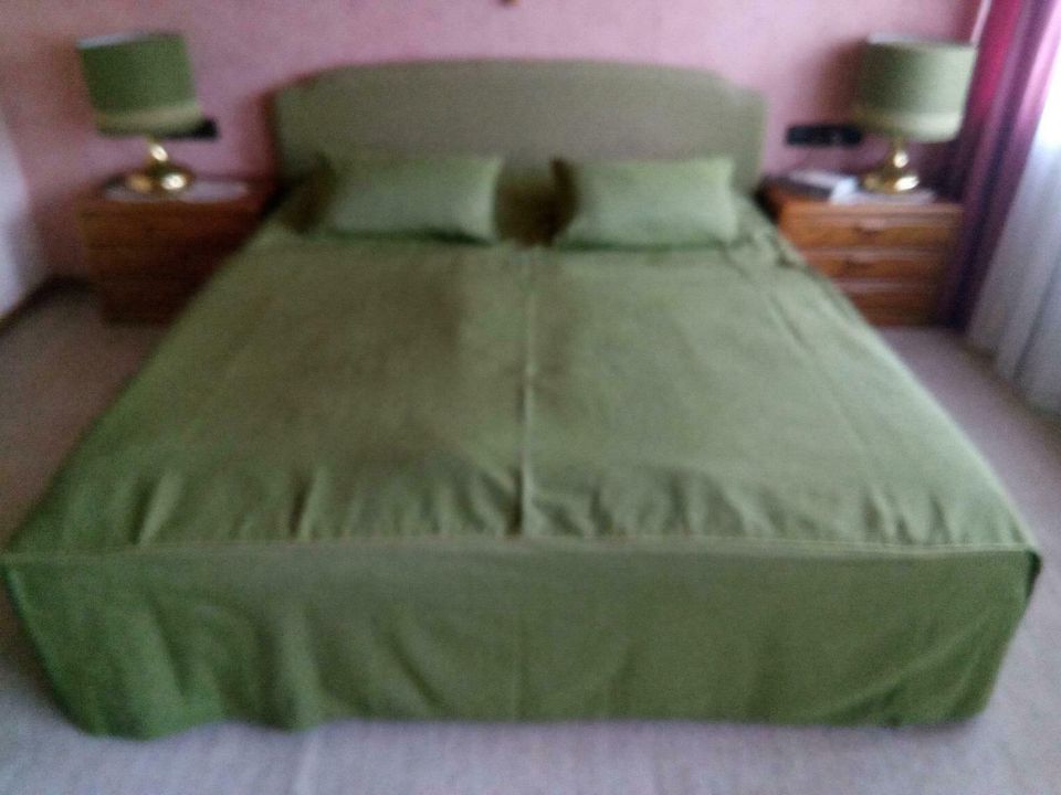 Bett mit Matratze  Lattenrost  und Tages decke in Unterdießen