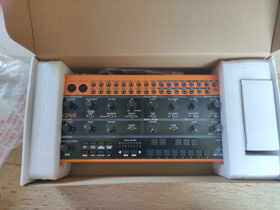 Behringer NEUTRON CRAVE PRO-1 Analog Synthesizer in Neutraubling