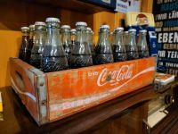 Vintage Coca-Cola Kiste mit 50er 60er Jahre mit Relief Flaschen Nordrhein-Westfalen - Solingen Vorschau