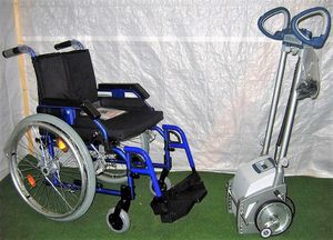 Gebe ein Pflege Rollstuhl mit Regenschirm und großen tablett mit in  Elberfeld - Elberfeld-West, Altenpflegebedarf gebraucht kaufen