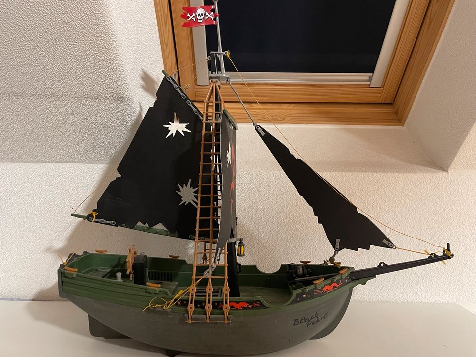 Playmobil Piratenschiff mit Besatzung und Kanonen in Alpen
