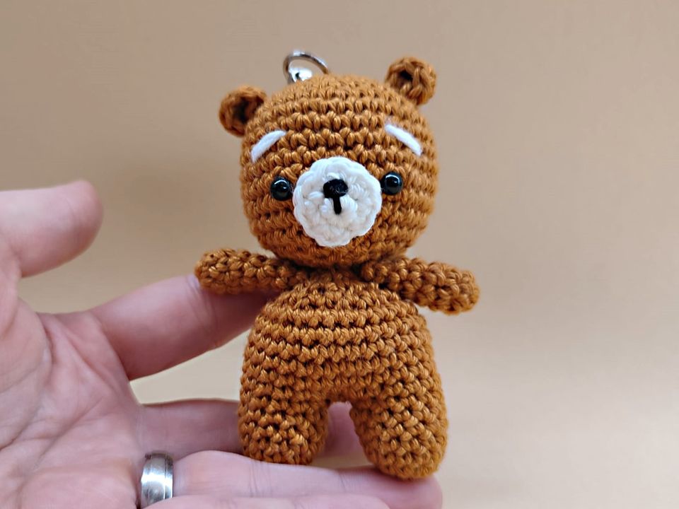 Mini Teddy Bär als Schlüsselanhänger, gehäkelt, Amigurumi in Beilingen