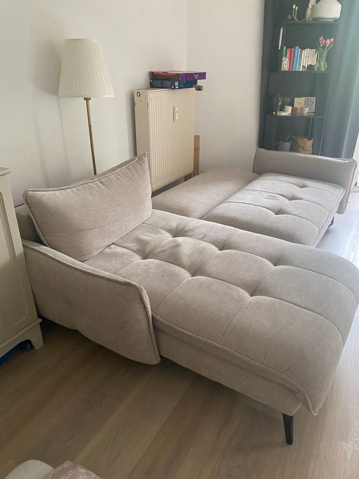 Couch beige *Preis verhandelbar* in Frankfurt am Main