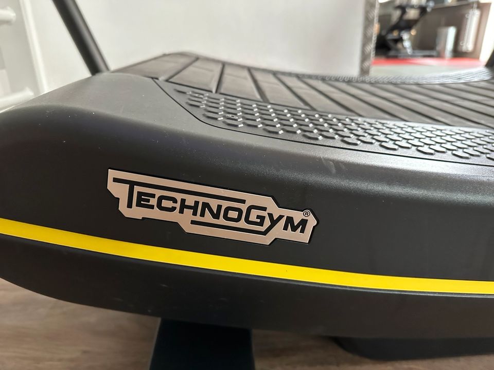 Technogym Skillmill Curved Laufband in München