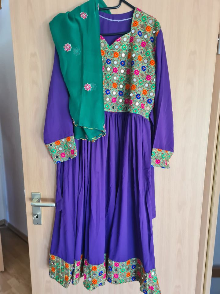 Afghanische Kleider in lila in Köln
