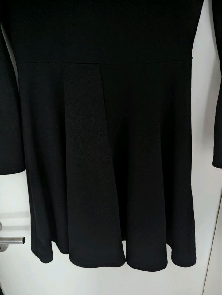 Schwarzes langarm Kleid in Pulheim