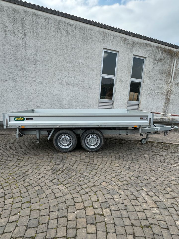 Unsinn Tandem Dreiseitenkipper Anhänger 3.500kg 3,66m x 1,75m Kipper 74cm Ladehöhe in Meisenheim