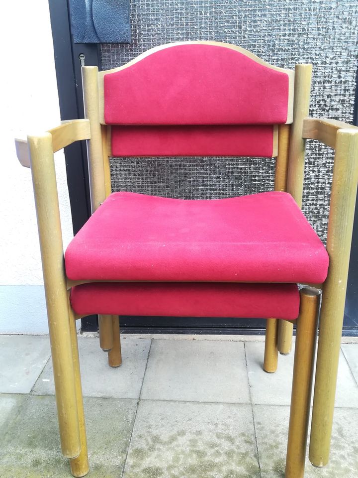 Holzstühle mit rotem Sitz in Kürnach