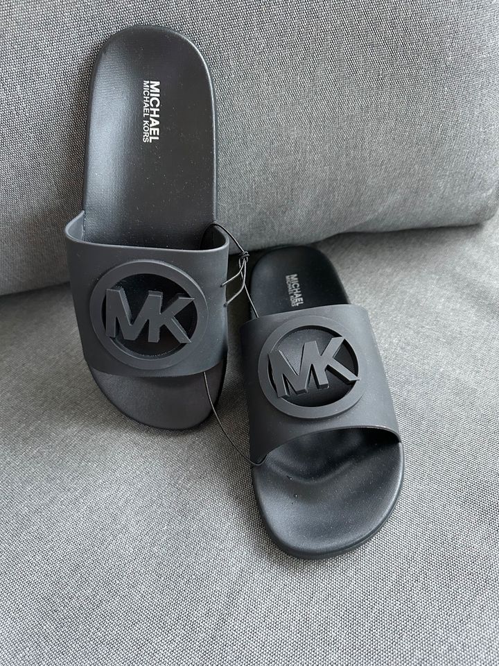 Michael Kors kinder Badeschuhe schwarz Gr.35 Neu in Olpe