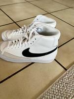 Nike Blazer Mid ’77 – Weiß/Schwarz – Größe 38 Hessen - Messel Vorschau