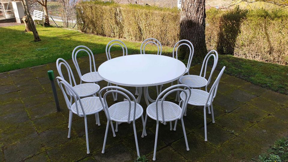 Gartentisch Garnitur mit zehn Stühlen weiß Metall in Glonn