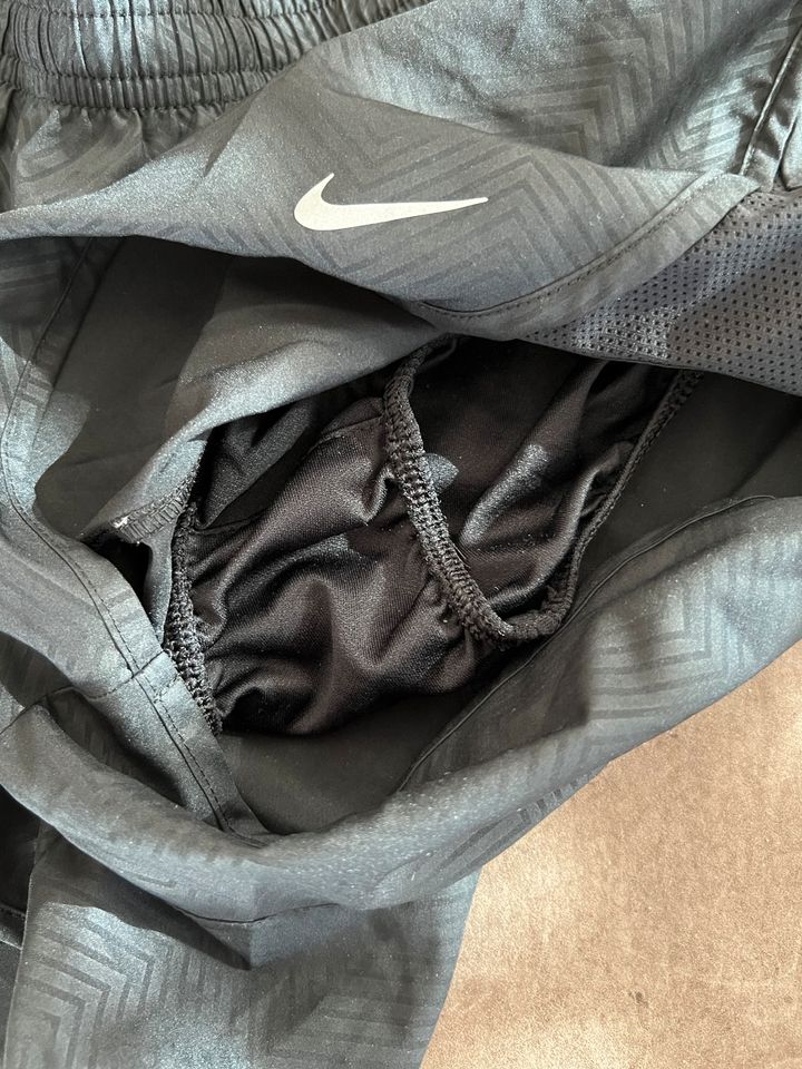 2 Nike Shorts Shorts Schwarz Running Dri Fit S Hose Pants in Osnabrück