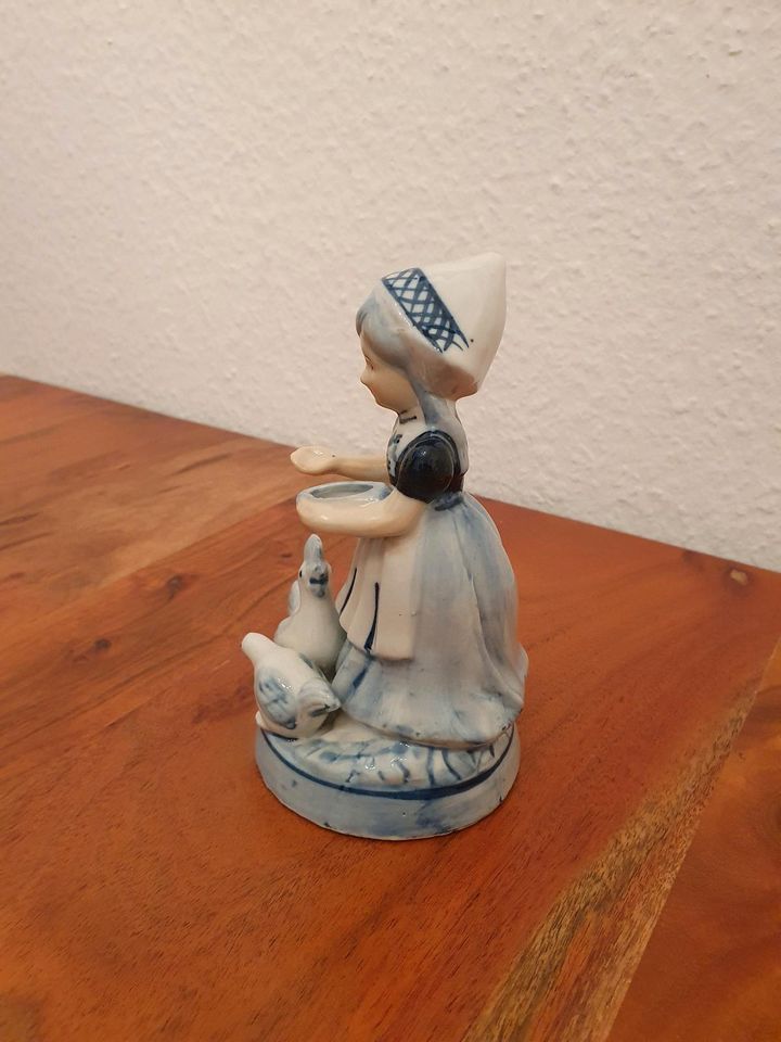 Delft Porzellanfigur Mädchen füttert Hühner Handbemalt in Windeck