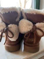 UGG Original Boots Lammfell Stiefel mit Schleife Nordrhein-Westfalen - Krefeld Vorschau