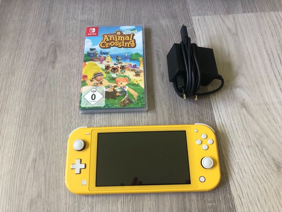 Nintendo Switch Lite mit Animal Crossing in Frankfurt am Main