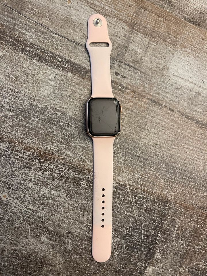 Apple Watch Series 44 mm rosé Gold mit Sportarmband an Bastler in Berlin