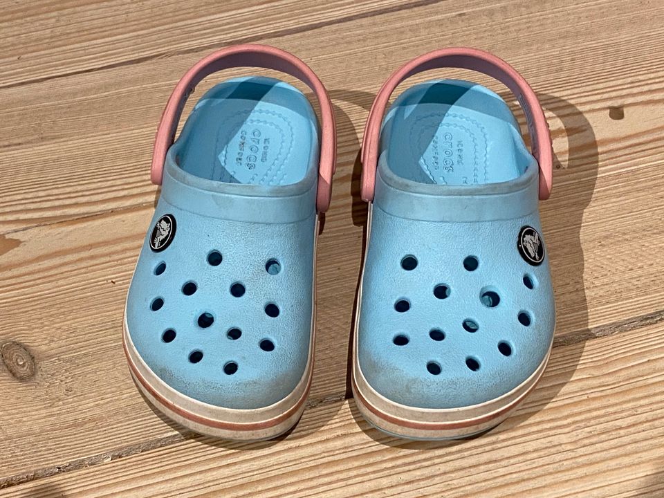 Crocs, hellblau/rosa, Gr. 9 (25-26) in Grub a. Forst