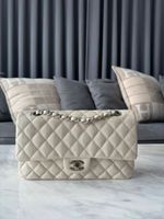 Chanel Classic Flap medium Perlweiß München - Maxvorstadt Vorschau