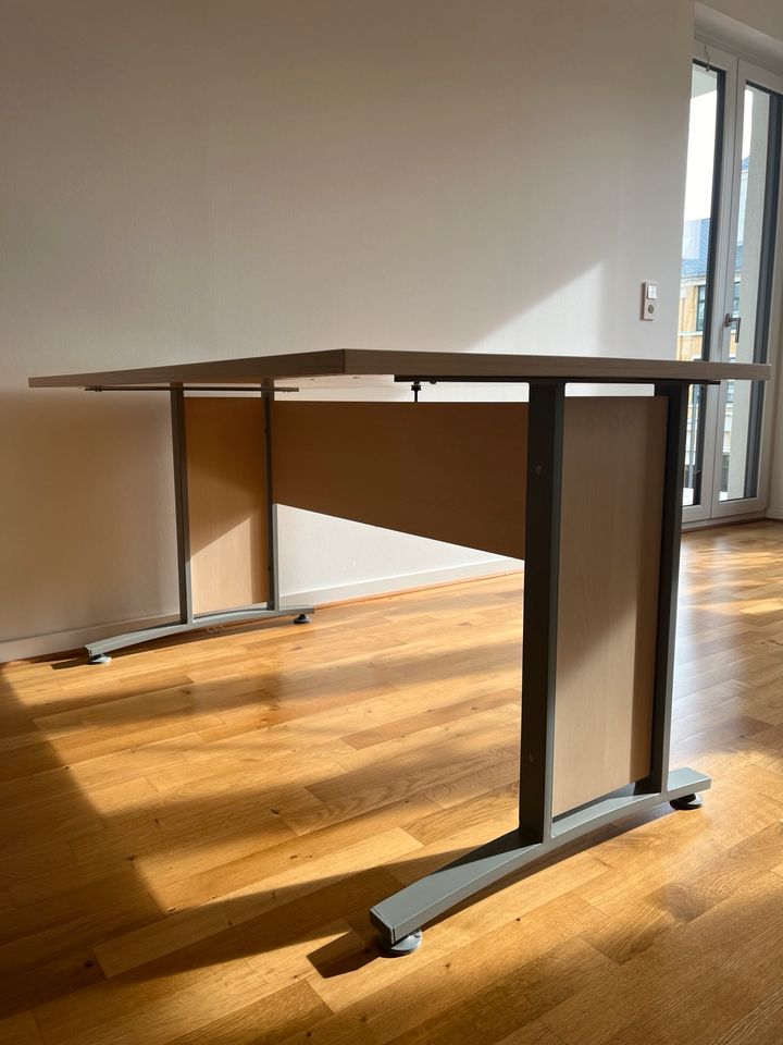 Großer hochwertiger Schreibtisch in Leipzig