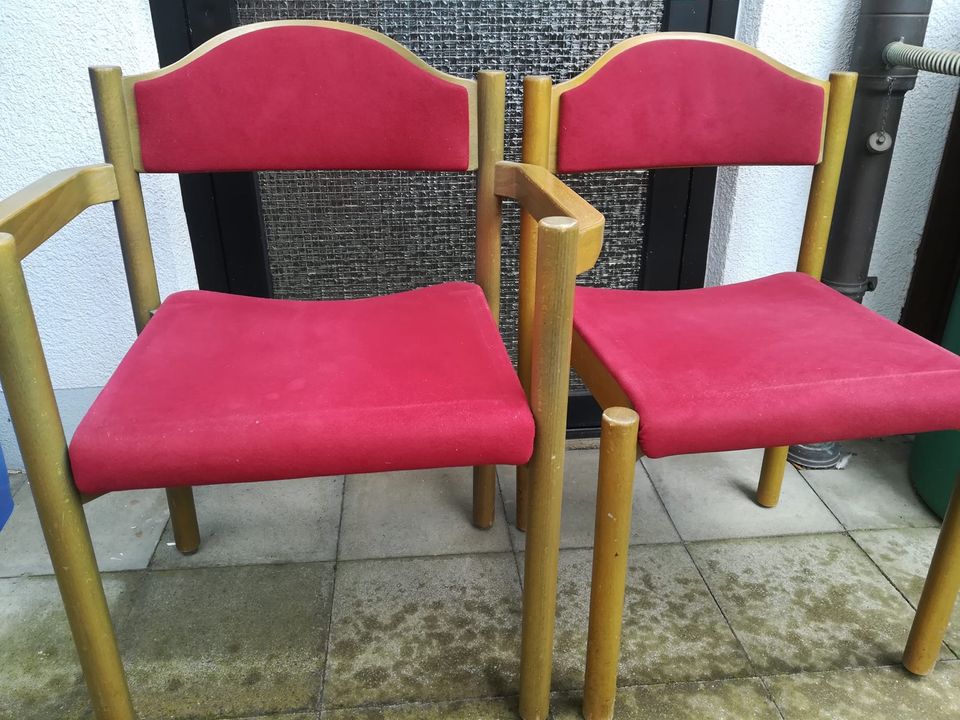 Holzstühle mit rotem Sitz in Kürnach
