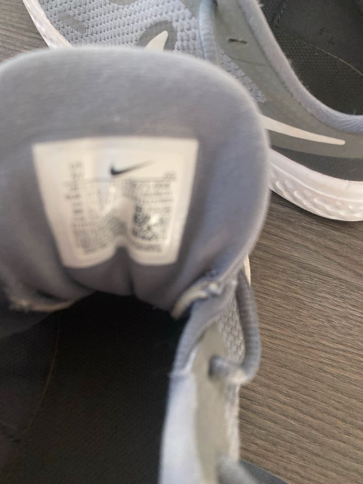 Nike -Sneaker Gr.4,5 grau/weiß in Monzelfeld