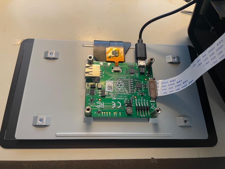 Raspberry Pi 3B mit 7" Touch Display und SmartPi Touch Gehäuse in Grünwald