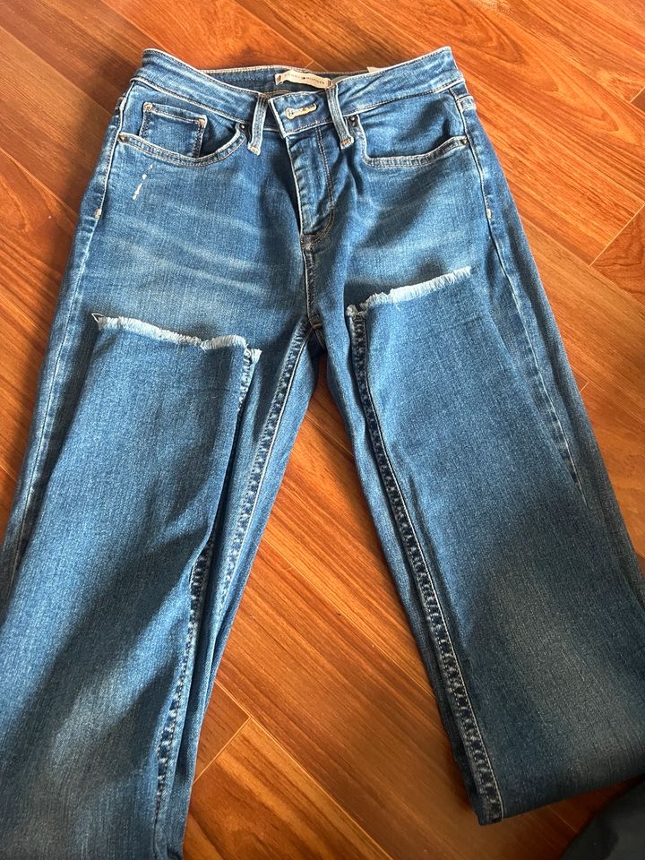 Jeans von Tommy Hilfiger Gr. 26/32 in Bremen