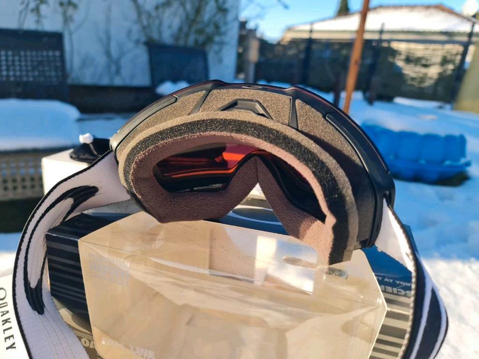 Oakley Fall Line Black Mat Prizm™ Rose Snow Goggles Skibrille in Hoppegarten