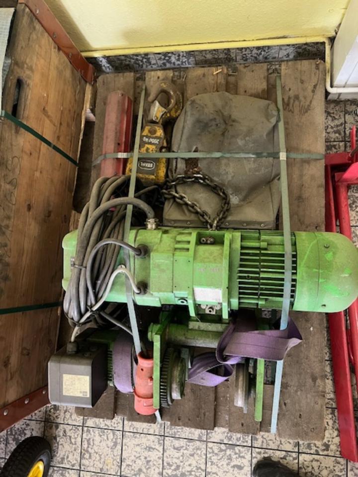 Werkstatt Schwenkkran Ausleger 4m/1,6 to. inkl. Kettenzug, Halter in Calw