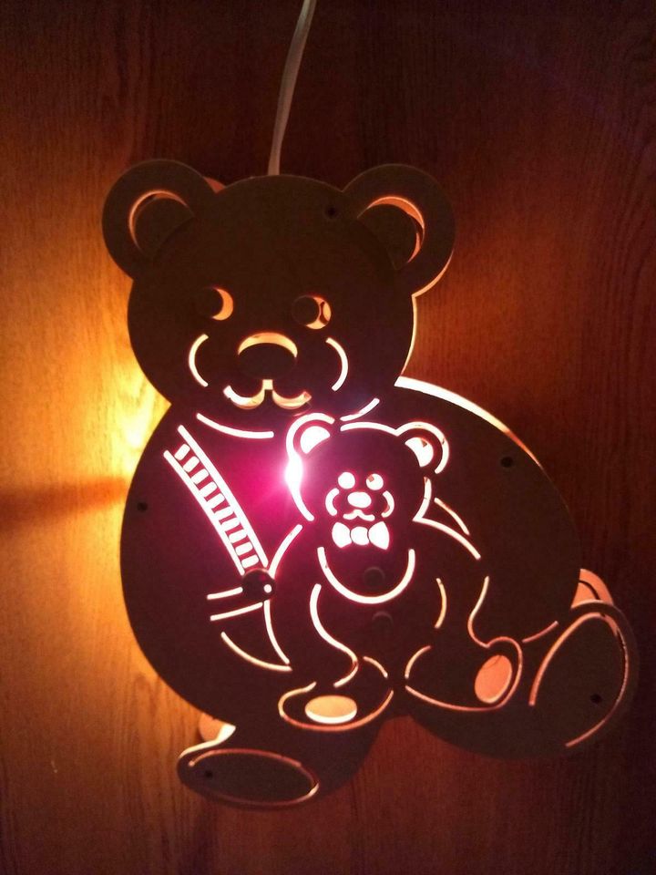 Fensterbild-Teddybär leuchtet in Olbernhau