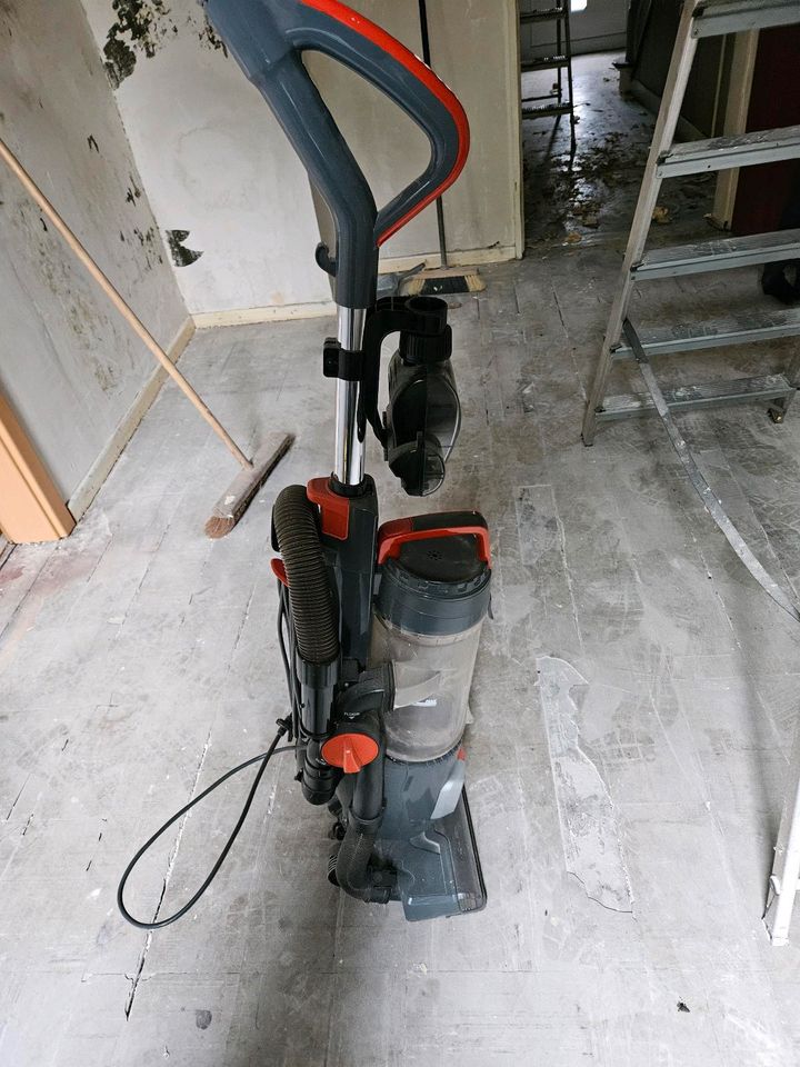 Vacuum Cleaner 700 Watt in Oberhausen
