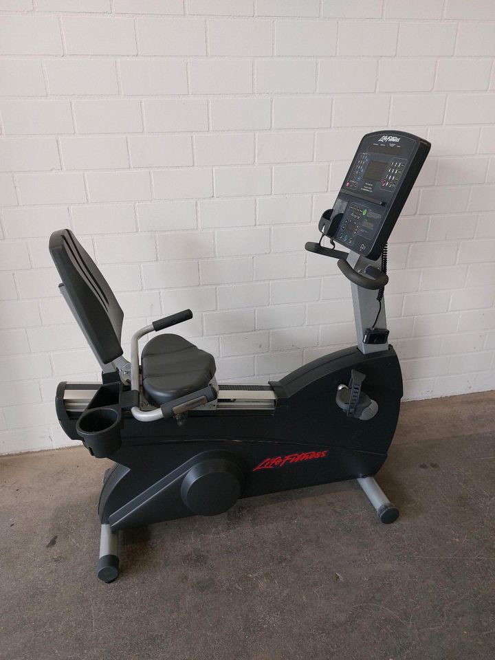 LIFE FITNESS RECUMBENT BIKE CLSR INTEGRITY GYM CARDIO LIEGERAD 80 in Senden