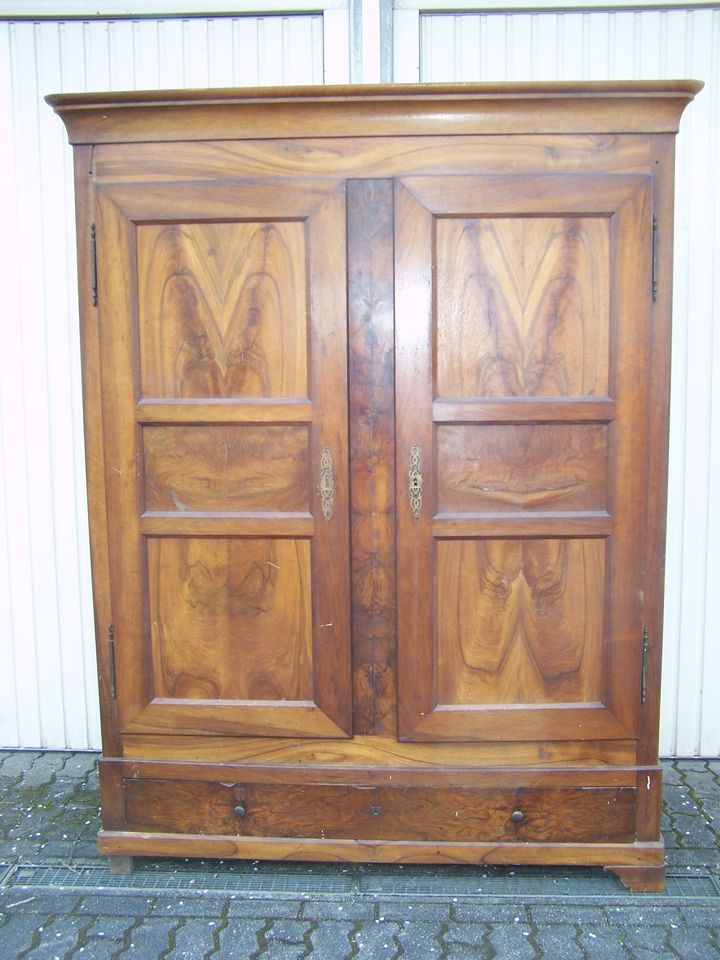 Biedermeier Schrank 12 Kassetten mit Schublade in Nussbaum massiv in Busenberg