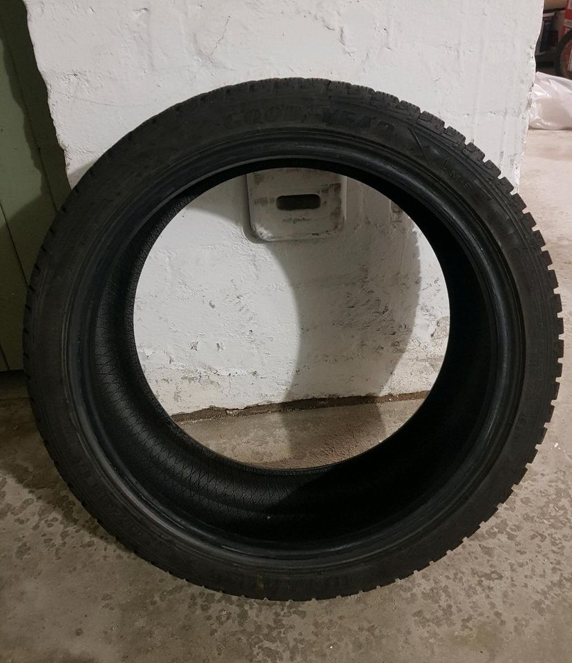 1x Winterreifen Goodyear Ultragrip Performance 225/40 R18 92 V in Hamburg