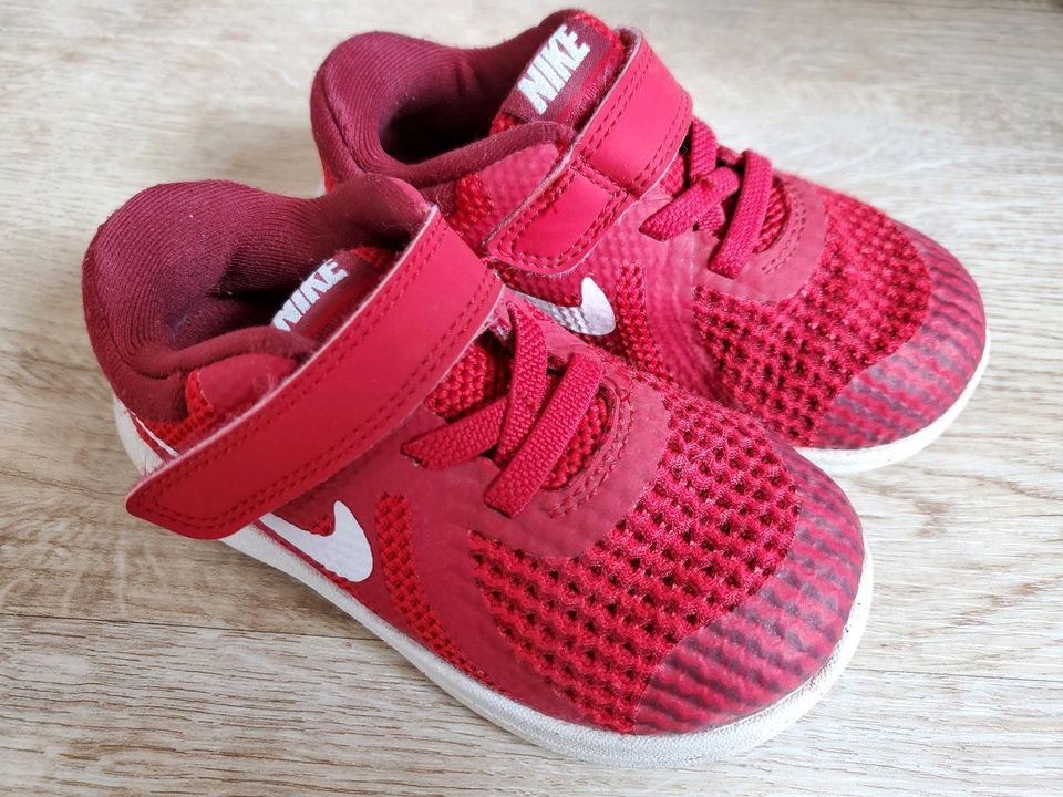 Rote Sneaker von Nike in Saarwellingen