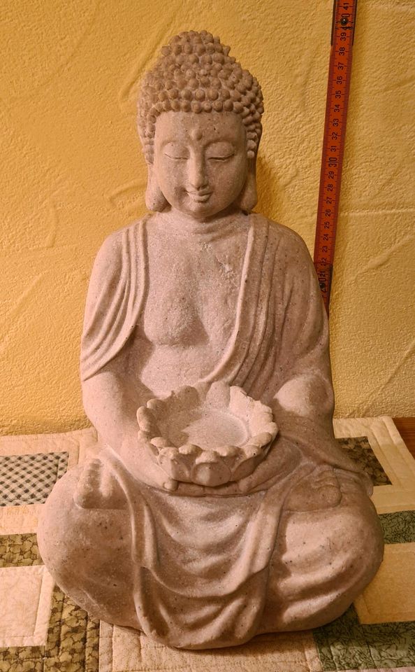 Cremfarbiger Buddha aus Polyresin in Güglingen